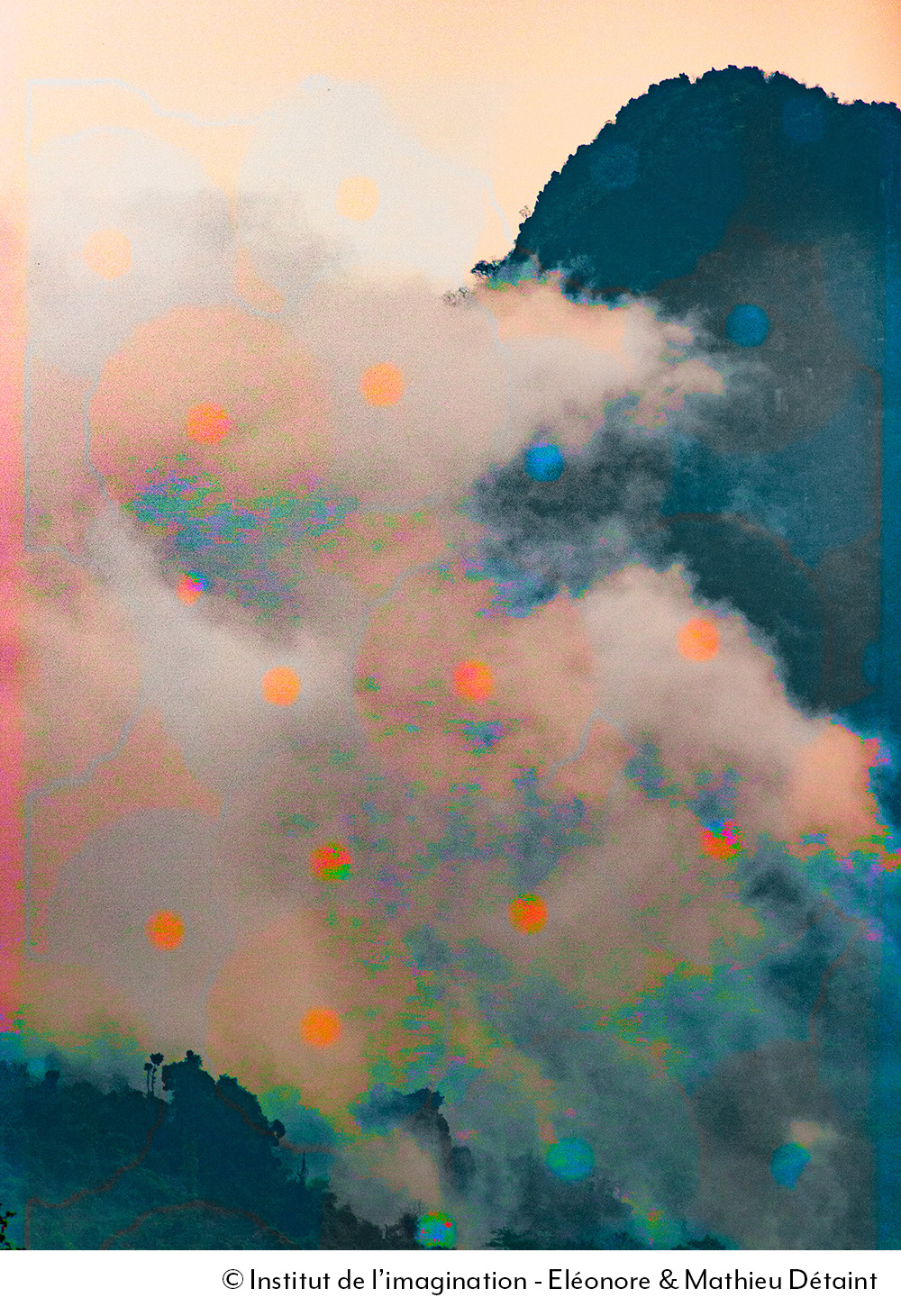 Un nuage avance sur une montagne boisée dans un style visuel qui mêle photoréalisme et éléments abstraits à travers l'ajout de cercles et halos de couleurs. Visuel du quatrième numéro de la newsletter Sous la Surface.